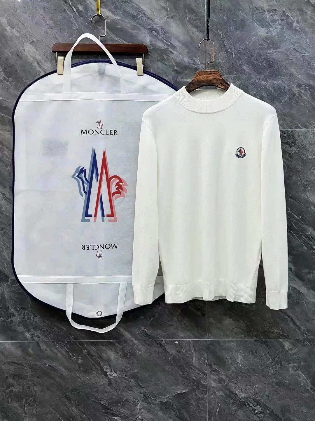 白色毛衣小logo 002 白色毛衣小logo 002