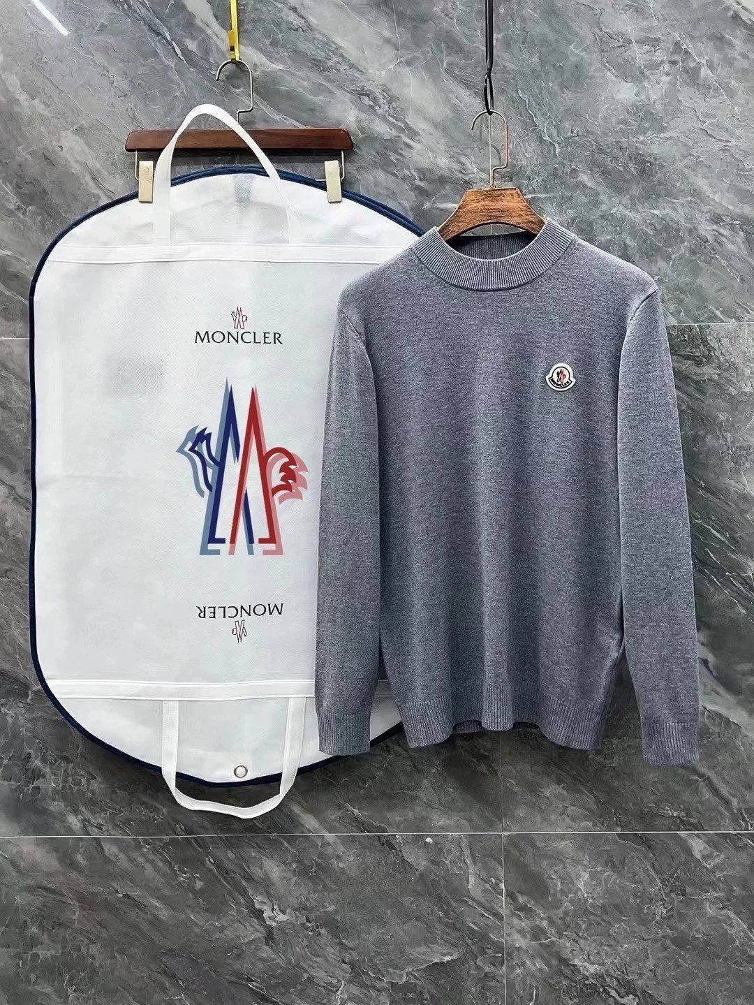 灰色毛衣小logo 002 灰色毛衣小logo 002