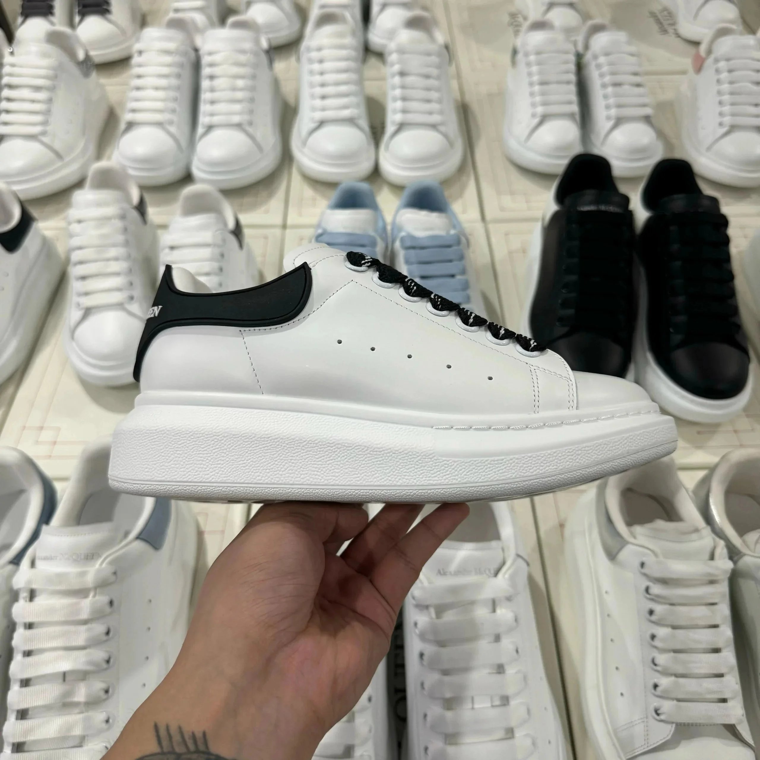 黑字白皮尾