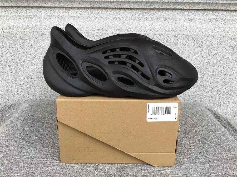 13黑色拖鞋