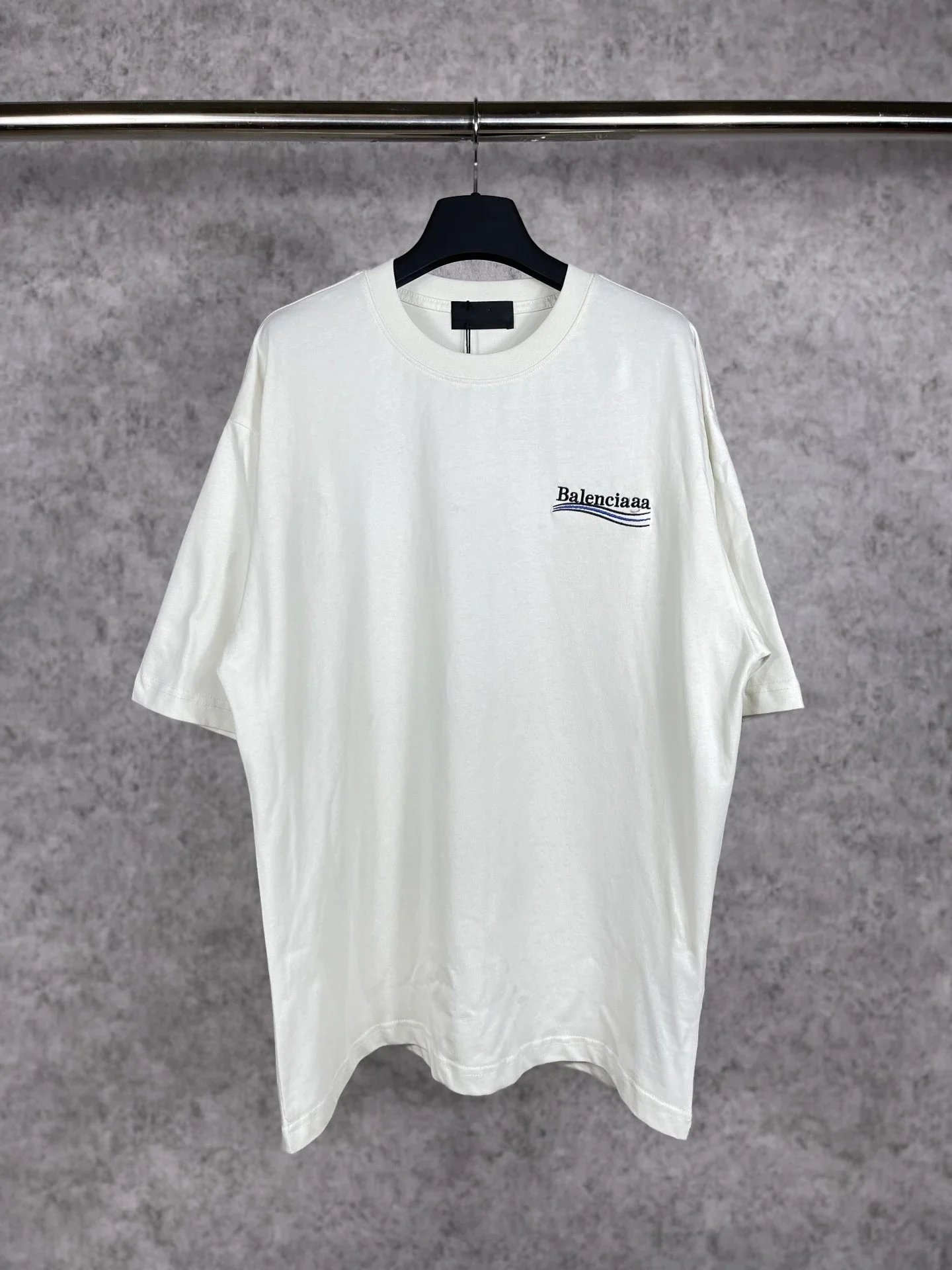 灰白色 灰白色