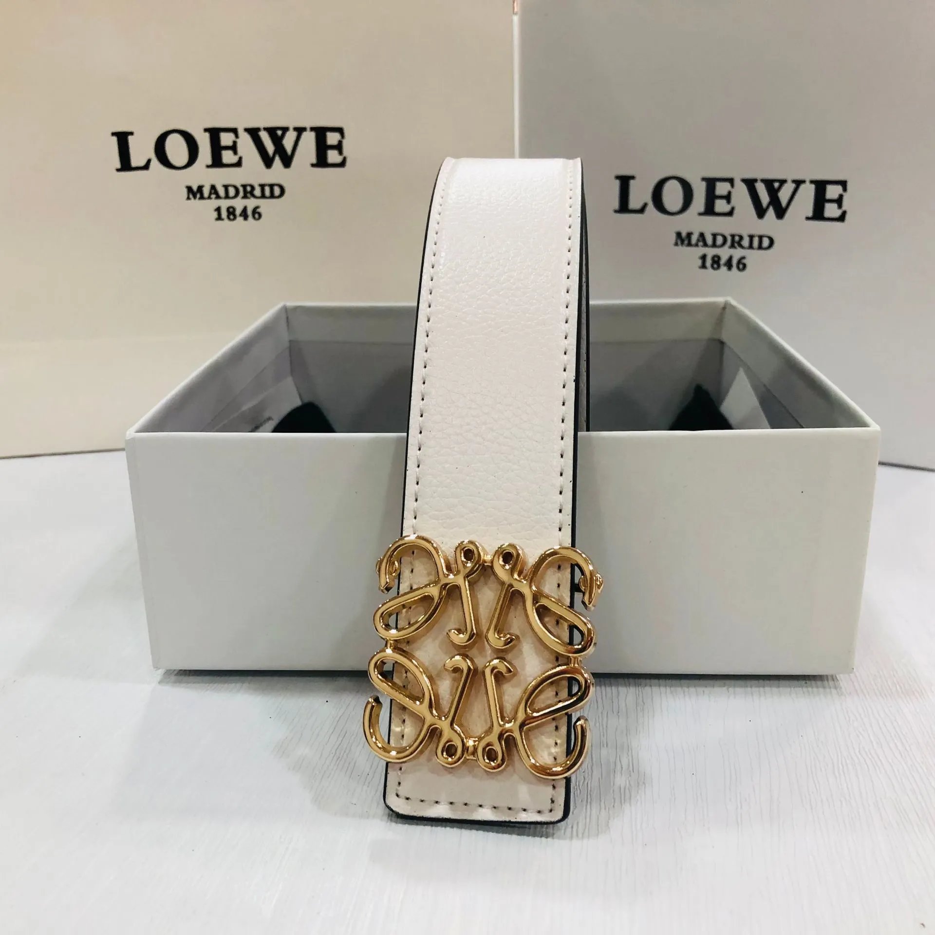白色金扣 白色金扣